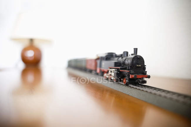 Игрушечный поезд на столе — стоковое фото