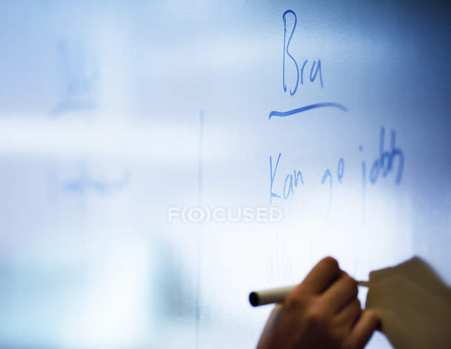 Pessoa escrevendo no quadro branco — Fotografia de Stock