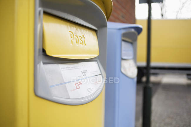 Крупный план почтовых ящиков на открытом воздухе — стоковое фото