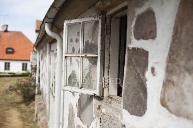 Fenêtre ouverte sur bâtiment abandonné — Photo de stock