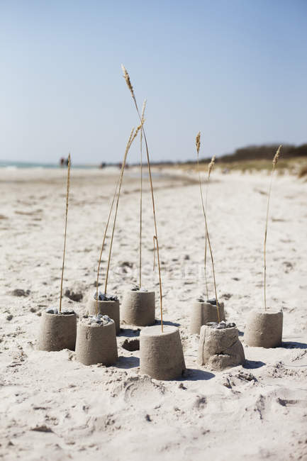 Châteaux de sable décorés d'herbe marine — Photo de stock