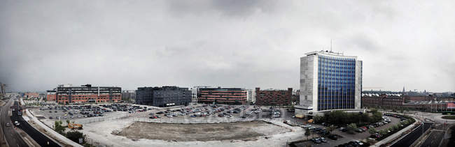 Gebäude und Parkplatz gegen den Himmel — Stockfoto