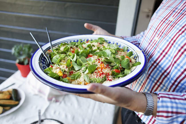 Homem segurando prato de salada — Fotografia de Stock