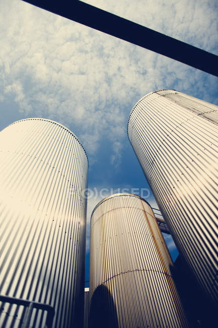 Getreidesilos vor blauem Himmel — Stockfoto