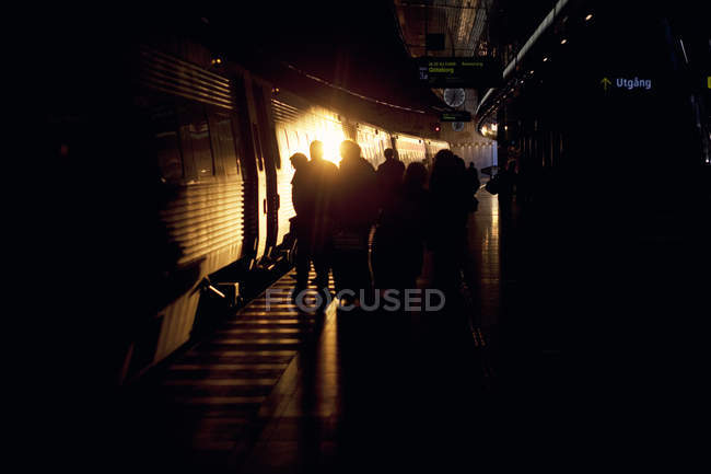 Gente di silhouette alla stazione ferroviaria — Foto stock
