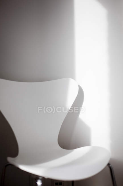 Moderna sedia bianca contro parete — Foto stock