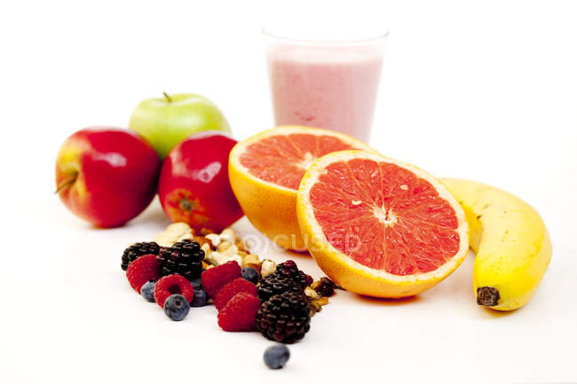 Várias frutas e suco — Fotografia de Stock