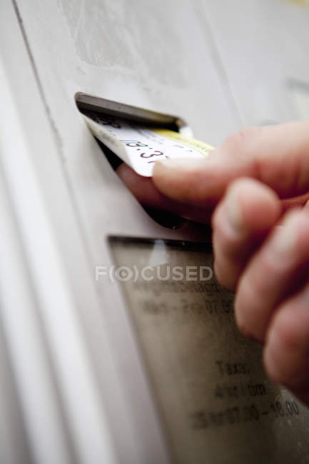Mão puxando bilhete da máquina — Fotografia de Stock