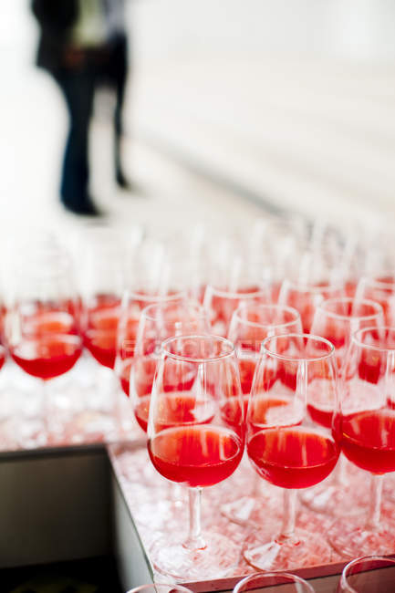 Рожеве вино в окулярах — стокове фото