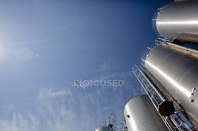 Getreidesilos vor blauem Himmel — Stockfoto