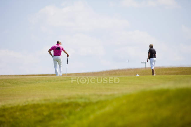 Hommes jouant au golf — Photo de stock