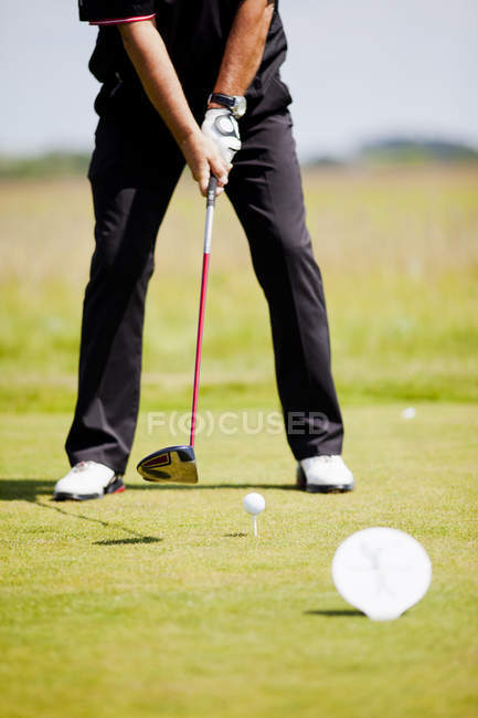 Man playing golf on field — Stock Photo