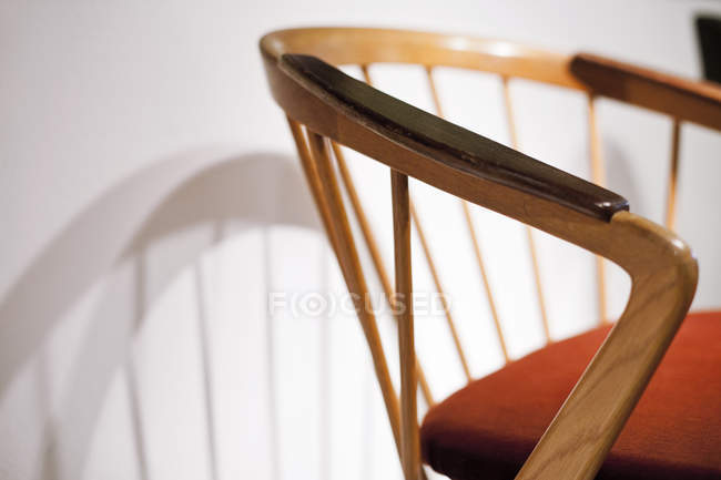 Дерев'яний стілець, білі стіни — стокове фото