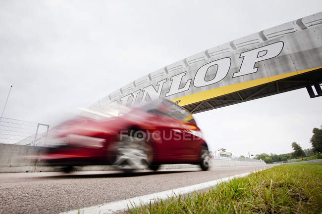 Автомобілі у повз під мостом — стокове фото