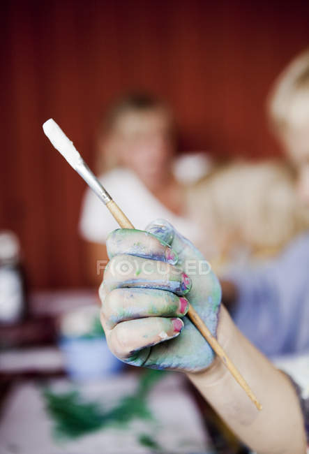 Mão essy segurando pincel — Fotografia de Stock