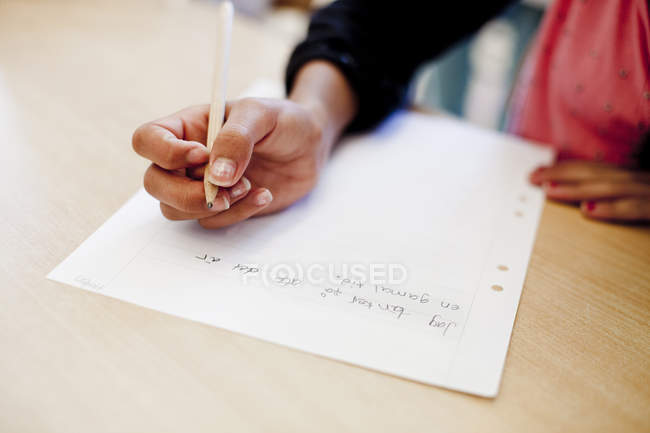 Femme écrivant sur papier — Photo de stock
