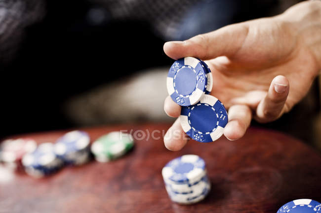 Рука тримає покерні фішки — стокове фото