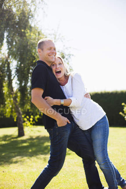 Fröhliches Paar genießt im Hinterhof — Stockfoto