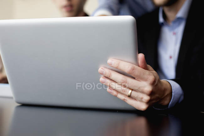Hombre de negocios usando el ordenador portátil en la cafetería - foto de stock