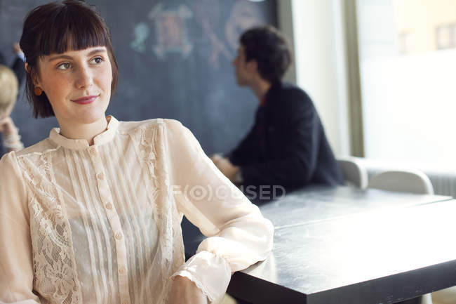 Pensativa mujer de negocios sentada en el escritorio - foto de stock
