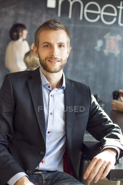 Ritratto di uomo d'affari sorridente — Foto stock