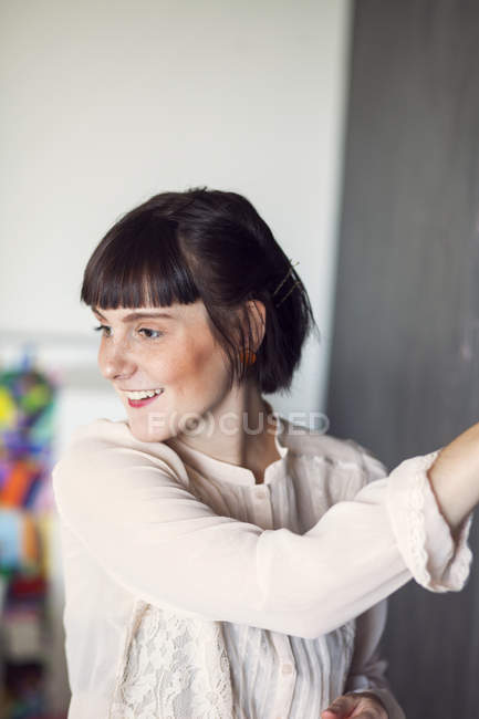 Bonne femme d'affaires donnant la présentation — Photo de stock