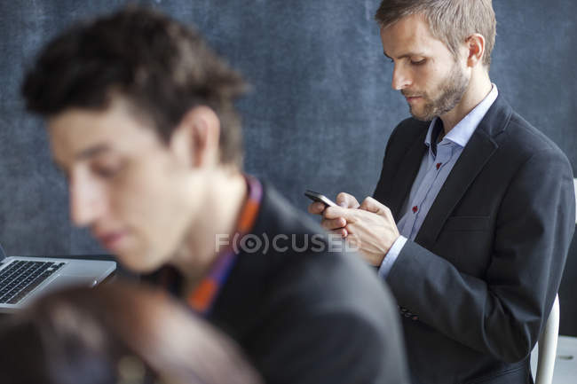 Homme d'affaires utilisant le téléphone mobile — Photo de stock