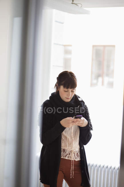 Jovem empresária usando telefone móvel — Fotografia de Stock