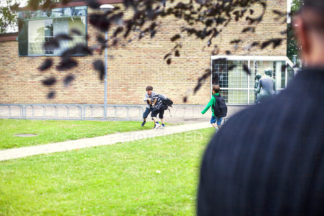 Schüler spielen auf Rasen — Stockfoto