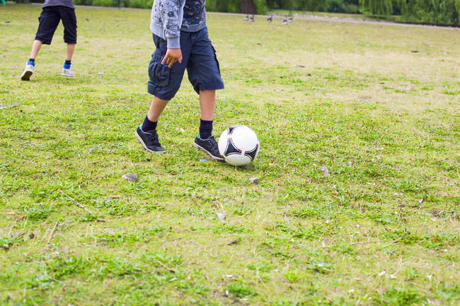 Schüler spielen Fußball — Stockfoto