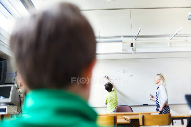 Professora ensinando matemática — Fotografia de Stock