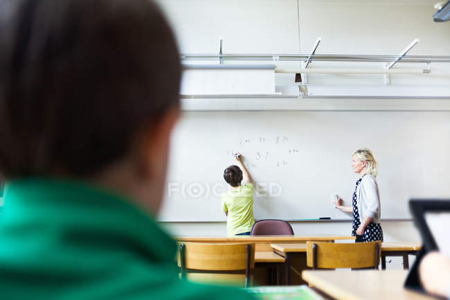 Учитель ассистирует студенту — стоковое фото