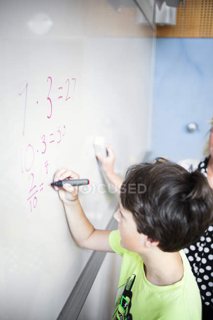 Écolier résolution mathématiques — Photo de stock