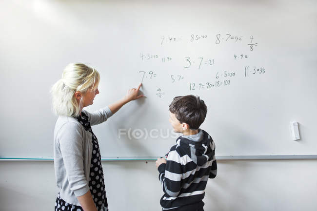 Profesor explicando matemáticas - foto de stock