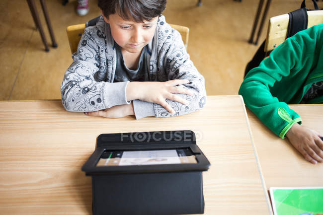 Écolier utilisant une tablette numérique — Photo de stock