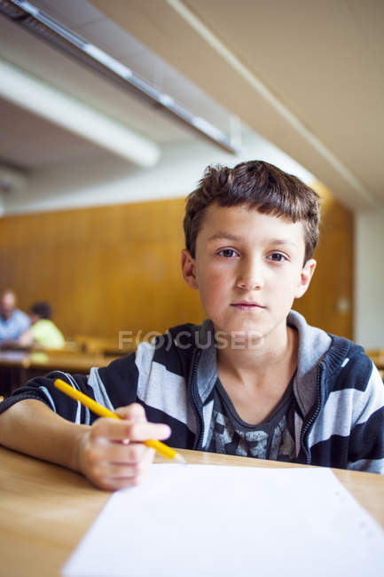 Portrait d'un écolier confiant — Photo de stock
