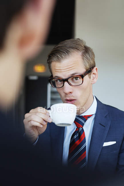 Retrato del hombre de negocios sosteniendo café - foto de stock