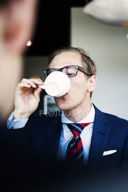 Empresário tomando café no café — Fotografia de Stock