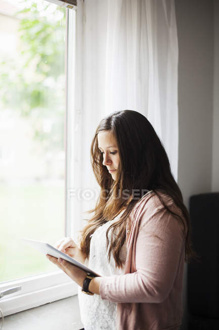 Жінка використовує цифровий планшет — стокове фото