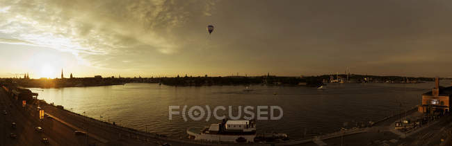 Stockholm contre le ciel au coucher du soleil — Photo de stock