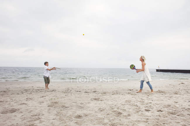 Madre e hijo jugando en la playa - foto de stock