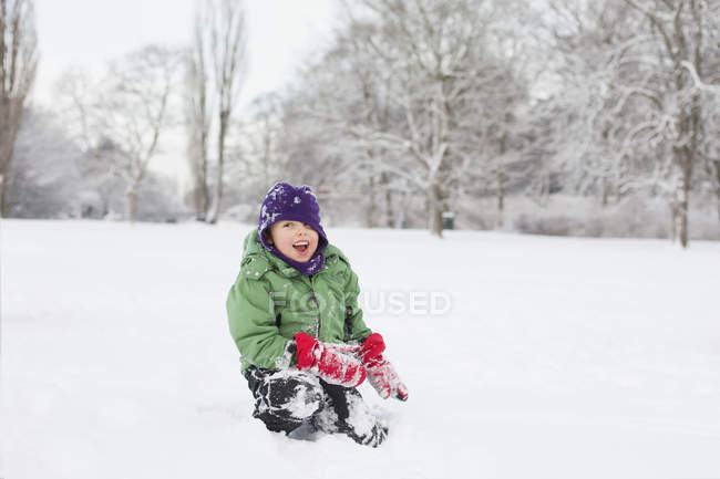 Счастливый мальчик наслаждается снегом — стоковое фото