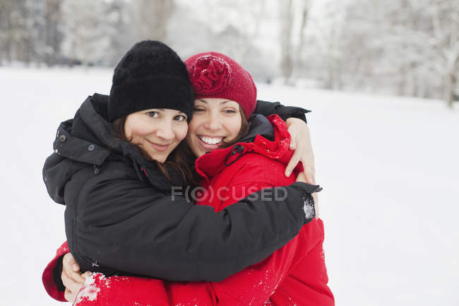 Mulher feliz abraçando amigo — Fotografia de Stock