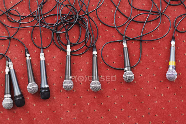 Microfones no tapete vermelho — Fotografia de Stock