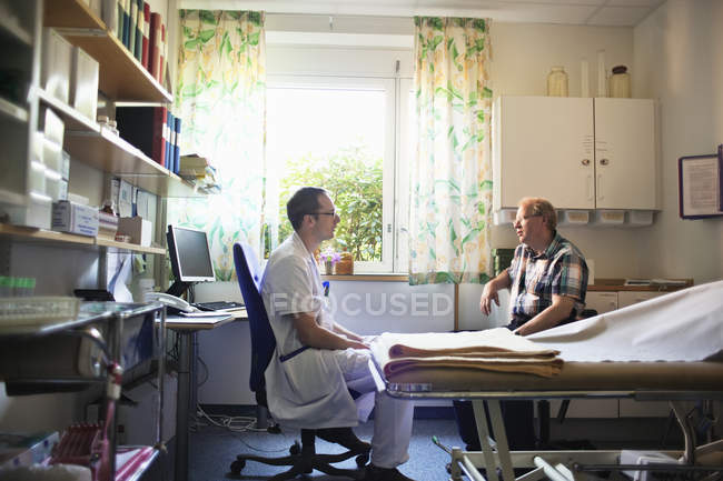 Doctor talking to patient — Stock Photo