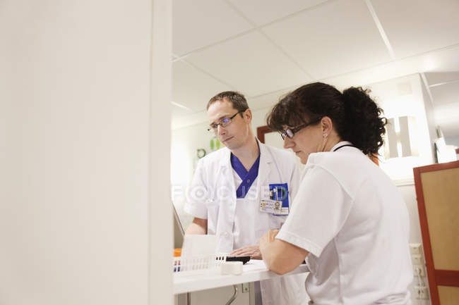 Женщина медсестра и врач — стоковое фото