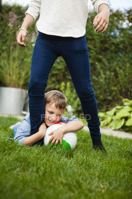 Junge spielt mit Schwester — Stockfoto