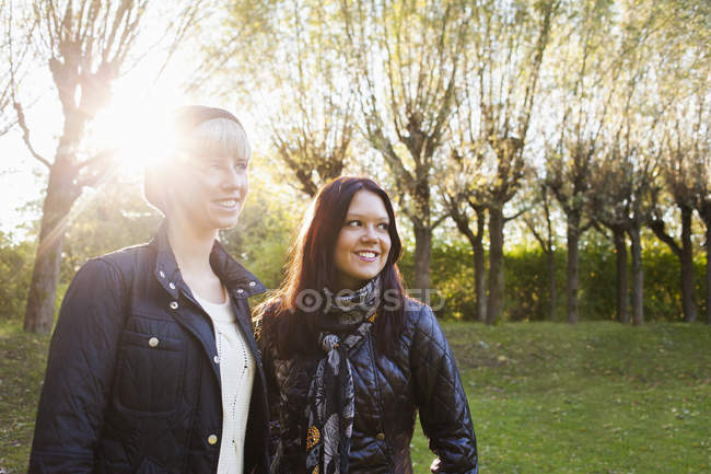 Freundinnen im Park — Stockfoto
