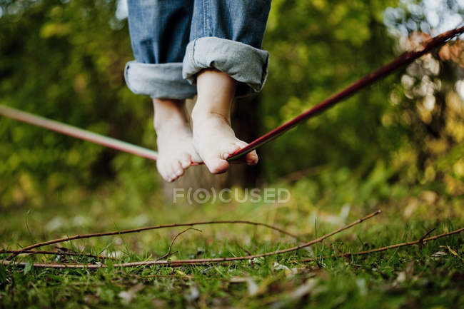 Чоловік ходить на жорсткому мотузці — стокове фото