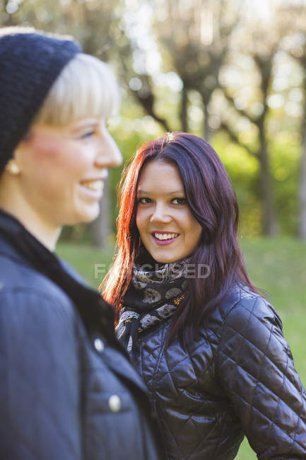 Femme heureuse avec un ami féminin — Photo de stock